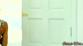 Drzna lezbijska punca žre dlakavo pičko z intenzivnim tribbingom in škaričenjem!