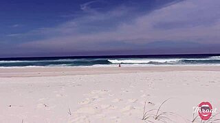 Potrata rjavolaska mi je dala blowjob na plaži pred kopalci