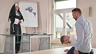 OMG, fræk nonne Brittany Bardot får DPD og bliver spanket hårdt af elevernes fædre i quickie! gp2677!