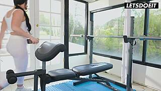 Influencer Holly Day seduzida pelo treinador gostoso para lamber buceta lésbica?