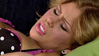 Φαλακρός τύπος λαχταράει αυτή την εξωτική φαλακρή ομορφιά για γρήγορη δράση