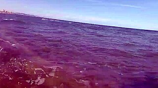 tio en bolas en la playa