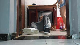 mulher de corno recebe vizinho encanador de saia sem calcinha