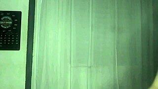 Latina melancap atas lantai tersembunyi sambil rasa horny