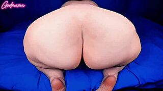 Fat Booty Mama Shakes and Spreads for Wild Pussy Farts