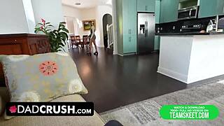 Non Resisto alla Figa Bagnata della Ragazza 18+ Khloe Kapris Che Si Fa Creampiare in Cucina dal Suo Patrigno - Dadcrush