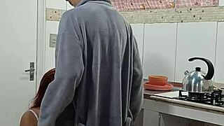 empregadinha linda seduziu patrão casado que comeu ela e gozou na boca