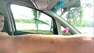 Podívej se na tuhle Brazilku, jak si hraje s obřím ptákem na veřejnosti!