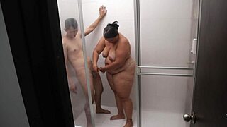 Pervertní sestřenice depiluje milence v koupelně