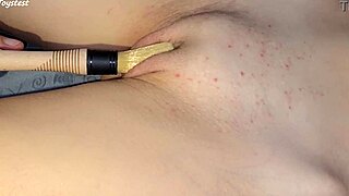 Malířský štětec dostává kundu mé nevlastní sestry těsnou a oholenou, že teče.