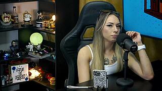 Bianca Demarchi แสดงเงา กัดหูและคอของ Ruan ในพอดแคสต์ตึงเครียด