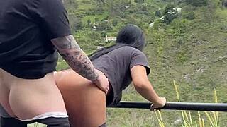 joven pareja caliente graba sexo en parque publico de medellin, final sale mal