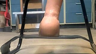 big ass babe uses huge dildo on bouncy chair for anal fun 😍