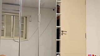 espiando loira tomando banho e trocando de roupa ate ela perceber que eu estava olhando e veja oque aconteceu.