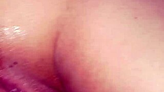 Ella disfruta el anal con un vibrador