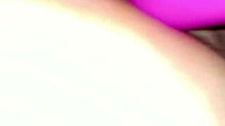 Ella disfruta el anal con un vibrador