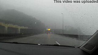 Mattos pár masszírozza a mini puncit és seggét a strandon.