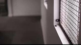 Tinerică naivă 18+ threesome cu polițiști în celula de închisoare!