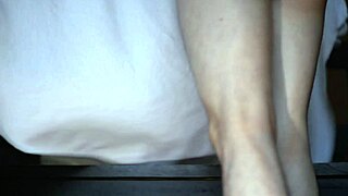 el estudiante y la madrastra intercambiaron miradas furtivas en la casa