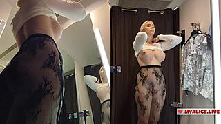 Tu dis, j'espionne fille aux gros seins en vêtements transparents