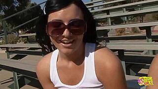 スケーターガールとブロンドが家でアナルおもちゃを試す