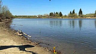 Młoda wędkarka łapie ryby po szkole