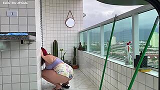 câmera de segurança catches naughty maid in tight shorts