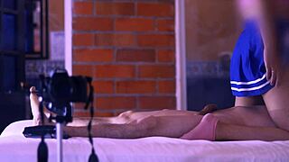 el estudiante y la madrastra intercambiaron caricias suaves en el sof�