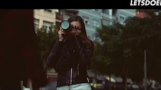 Hetero bujna milfka zapeljana s strani vroče lezbijske fotografinje