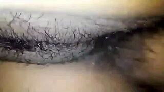 penetrando la concha peluda muy rica, ohh yeah