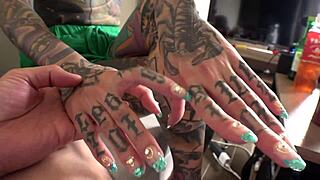 女性用風俗をやることが夢の全身tatooの凛さんが服を脱いだ裸体を見たらむらむらして乳首や首筋を吸い、濃厚なdキスで舌をまぜあわせ、勃起したチ ポを愛くるしそうに舐める