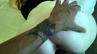 Sněhová zajíčice se ohýbá pro obří černý čurák!