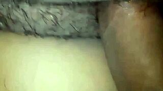 penetrando la concha peluda muy rica, ohh yeah