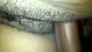 penetrando la concha peluda muy rica, ohh yeah