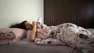 najboljši prijatelj žalosten zato se stisneva v postelji in raziskujeva poželje