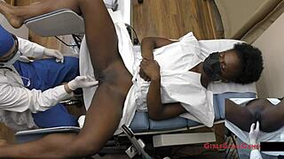 Rina Arem får intensiv årlig koll med sköterska som sprider och gapar fitta