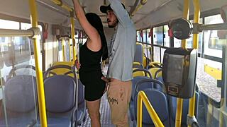 Öğrenci otobüste kamusal vahşi binicilik yapıyor! 🚍😈