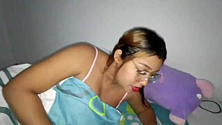 With a brunette from Kansas. She rides until pregnancy in amateur session.