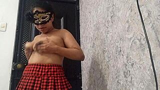 Exotic dancer warms up by showing her open pussy 😏