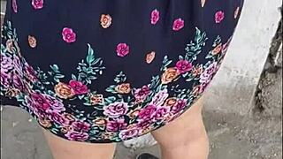 ¡Dios! Esta madura puta culona exhibicionista me da anal al aire libre en la calle 😈🍑