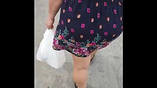 ¡Dios! Esta madura puta culona exhibicionista me da anal al aire libre en la calle 😈🍑