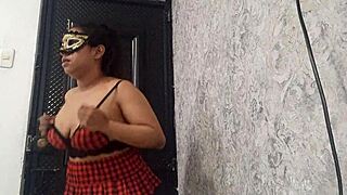 Exotic dancer warms up by showing her open pussy 😏