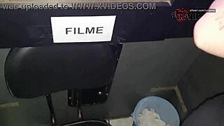 Slut chupando desconhecidos engolindo porra e beijando o corno at gloryhole with cum swallow humiliation