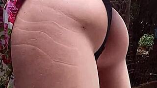 ele vem da rua e a primeira coisa que faz é chupar o pau do sex toy, tipo, que loucura né?