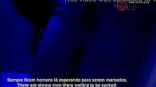 Slut chupando desconhecidos engolindo porra e beijando o corno at gloryhole with cum swallow humiliation