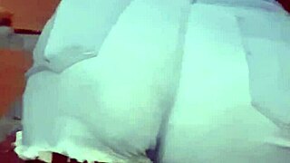 Vizinha da bunda grande limpando o quintal 😮