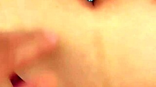 A good finger explores this beautiful navel in close-up fetish action 😍