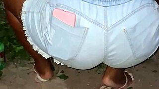 Vizinha da bunda grande limpando o quintal 😮