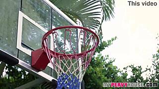 milf dealing with her uninterested hubby 😏