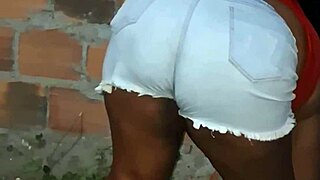 Vizinha da bunda grande limpando o quintal 😮